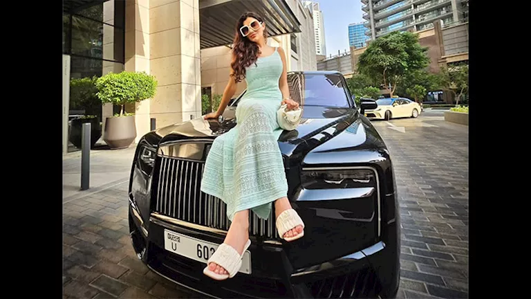 مي عمر تخطف الأنظار من داخل سيارتها الفارهة.. والجمهور يعلق