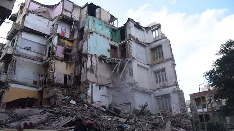 بينهم طفلان ومسنة.. ننشر أسماء ضحايا عقار العطارين بالإسكندر