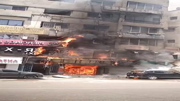 اللقطات الأولى لحريق بمحل في شارع فيصل بالجيزة.. والمعاينة ت