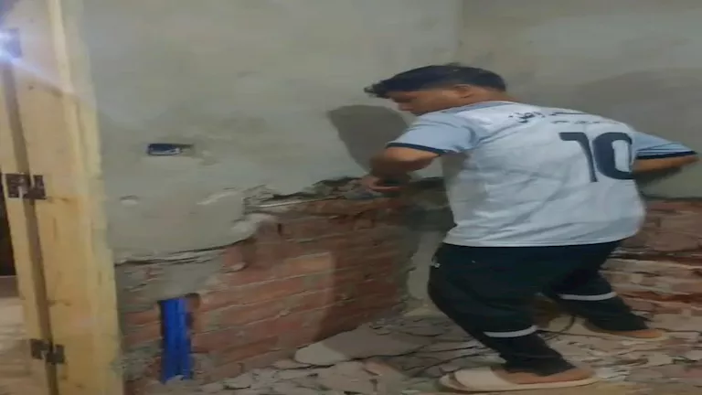 تعب وقهر.. لاعب بلقاس بين العمل في الهدم والتكسير وكرة القدم