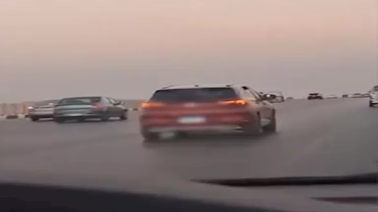 رقصة خطر على الطريق السياحي.. تهور عامل كاد يتسبب في كارثة