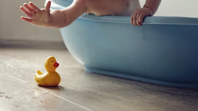 هل فقدت وعيها أم قلبها؟.. مأساة رضيع قتلته أمه في “البانيو”