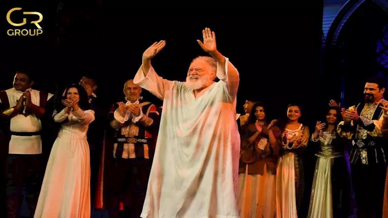 بعد الإشادات الواسعة.. 25 صورة للنجم يحيى الفخراني من عرض “