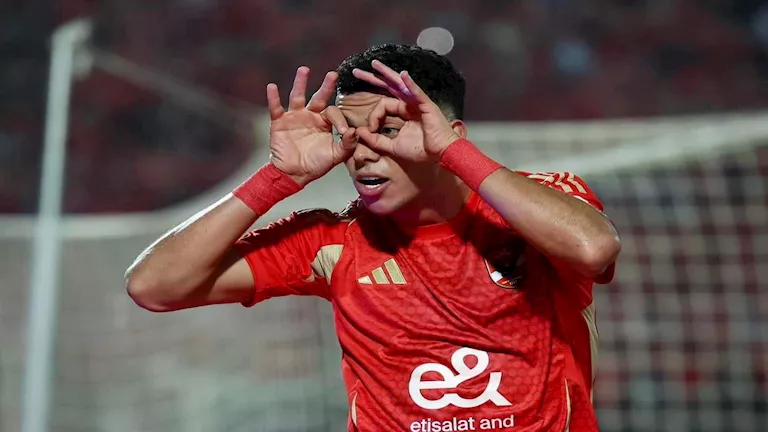 إمام عاشور ينشر صورة رومانسية مع زوجته ويوجه لها رسالة