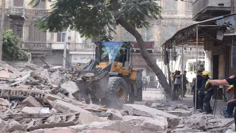 ارتفاع حصيلة ضحايا انهيار عقار العطارين: وفاتان و5 مصابين –