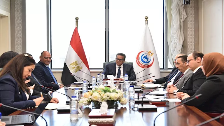 وزير الصحة يبحث مع “جونسون آند جونسون” توفير “نواقص الأدوية”
