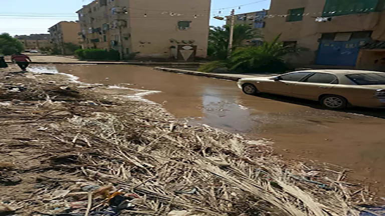 شوارع السيل بأسوان تغرق في المياه بسبب انفجار خط رئيسي- فيدي