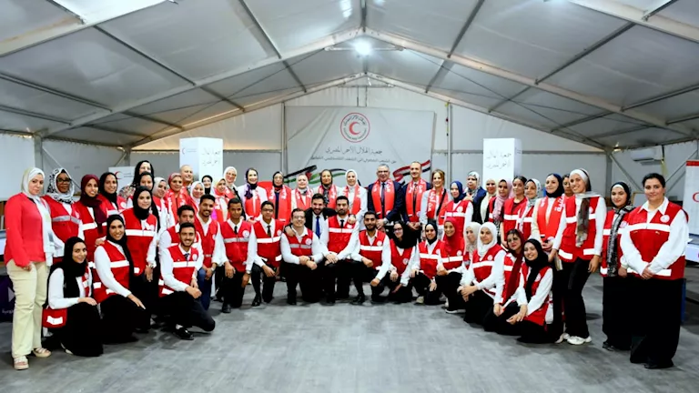 وفد جامعة عين شمس يزور مقر الهلال الأحمر