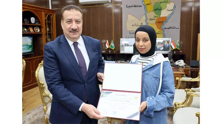 محافظ المنوفية يكرم شيماء نمرة الأولى على الدبلومات الفنية