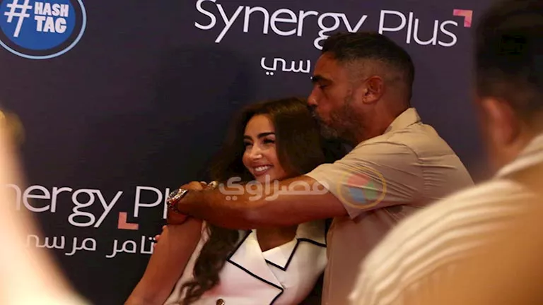 بالصور- أمير كرارة يقبل رأس هنا الزاهد في العرض الخاص لفيلم “الشاطر”