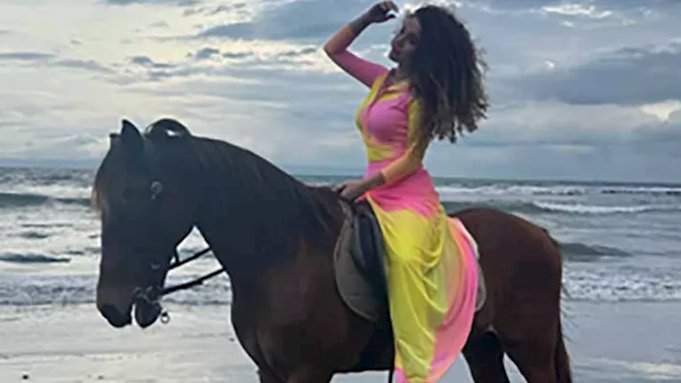 “حصان وبحر وشلال”.. رنا رئيس تستمتع بإجازة الصيف أمام أحد الشواطئ