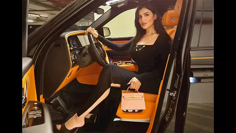 “سيارة فارهة وشنطة باهظة الثمن”.. مي عمر تثير الجدل وشيماء سيف تعلق