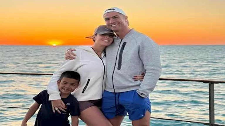 20 صورة لكريستيانو رونالدو وعائلته في السعودية