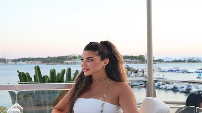 بـ “إطلالة جريئة”.. يارا السكري تستمتع بإجازة الصيف والجمهور يعلق