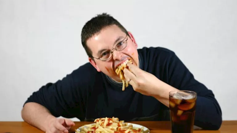 احذر أمراض القلب.. ماذا يحدث لجسمك إذا تناولت الطعام بسرعة؟