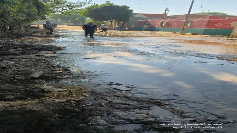 المياه أغرقت الشوارع.. انفجار خط رئيسي يربك عزبة قاسم بالمنوفية