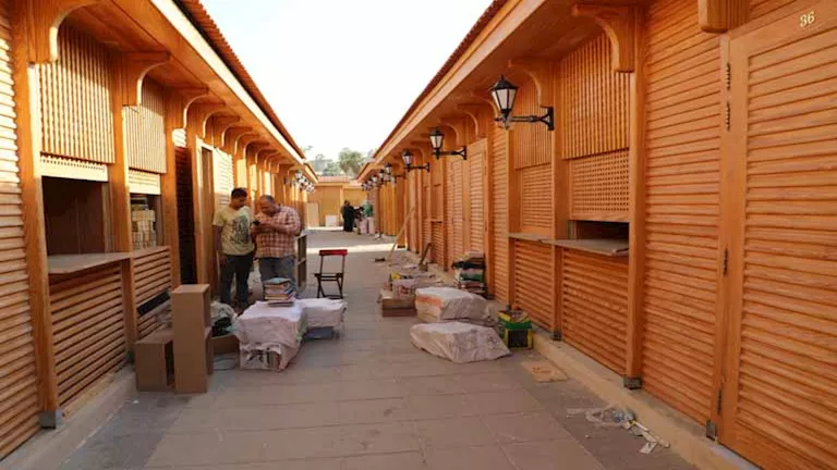 بدء تسكين أصحاب السوق القديم لسور الأزبكية بعد نقلهم.. 11 صورة للمكان