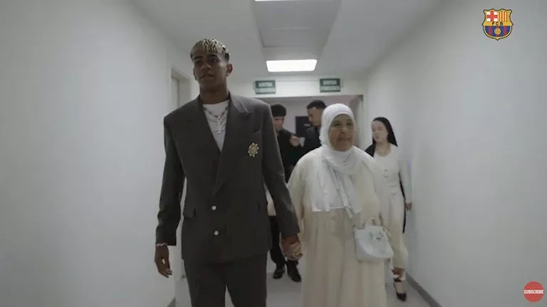 10صور من اصطحاب لامين يامال جدته خلال تجديد عقده مع برشلونة