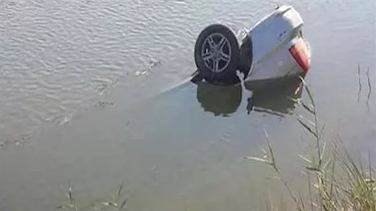 إصابة 3 أشخاص في حادث انقلاب بمياه أبو الأخضر بالشرقية