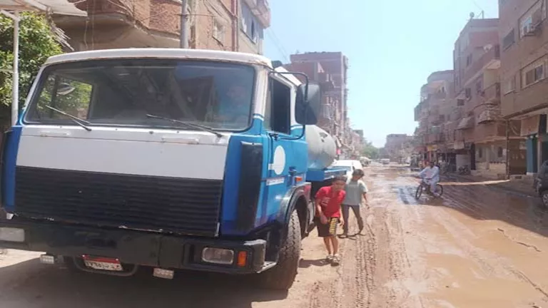 مياه المنوفية تدفع بسيارات “فنطاس” لتلا بعد انفجار خط المياه بـ”زنارة”