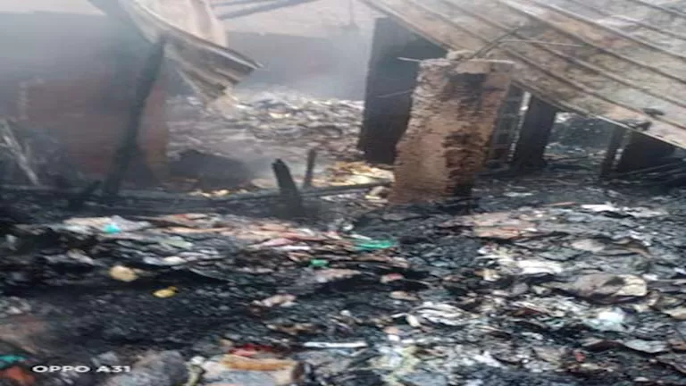 شماريخ فرح تحول مخزن كرتون بالخصوص لرماد.. شاهد الصور الأولى للحريق