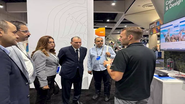 وزيرة التنمية المحلية تبحث تطوير تطبيقات ذكية لتحسين الخدمات والاستثما