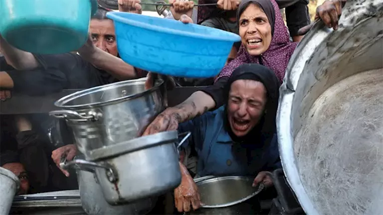 معظمهم من منتظري المساعدات.. عشرات الشهداء في قصف إسرائيلي على غزة