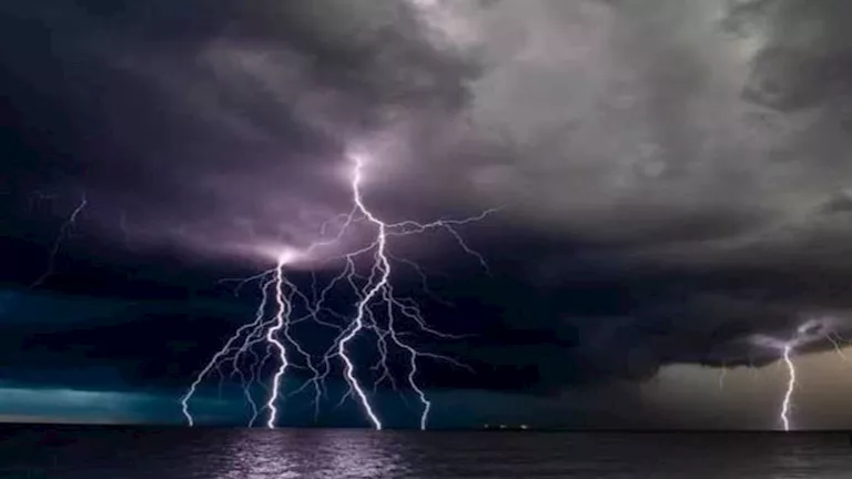 عاصفة رعدية تودي بحياة 34 شخصًا إثر انقلاب قارب سياحي في فيتنام