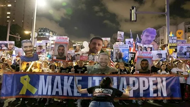 عشرات الآلاف يتظاهرون أمام السفارة الأمريكية في إسرائيل لإنهاء الحرب ف