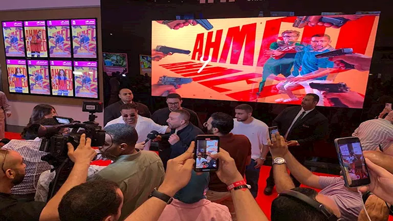 أول ظهور لـ السقا بعد إخلاء سبيله بحضور نجليه في عرض”أحمد وأحمد”