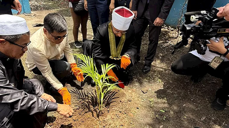 وزير الأوقاف يغرس “الشجرة المصرية” في الفلبين تجسيدًا لرسالة السلام