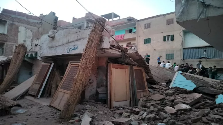 انهيار عقار بمنطقة العطارين في الإسكندرية وجار البحث عن مفق