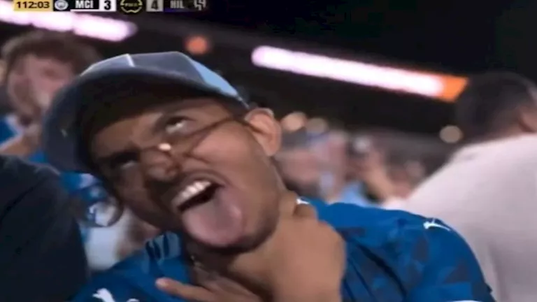 5 صورلاحتفال مشجع الهلال السعودي بعد فوز تاريخي على مانشستر سيتي