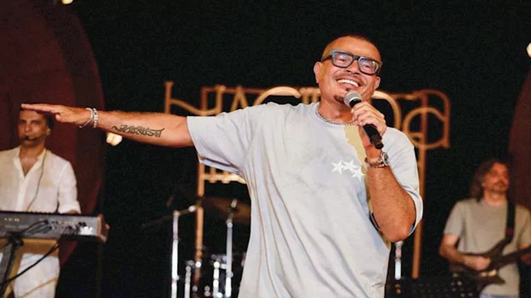 عمرو دياب يتألق ويشعل المسرح بـ”بابا” في حفل الساحل الشمالي