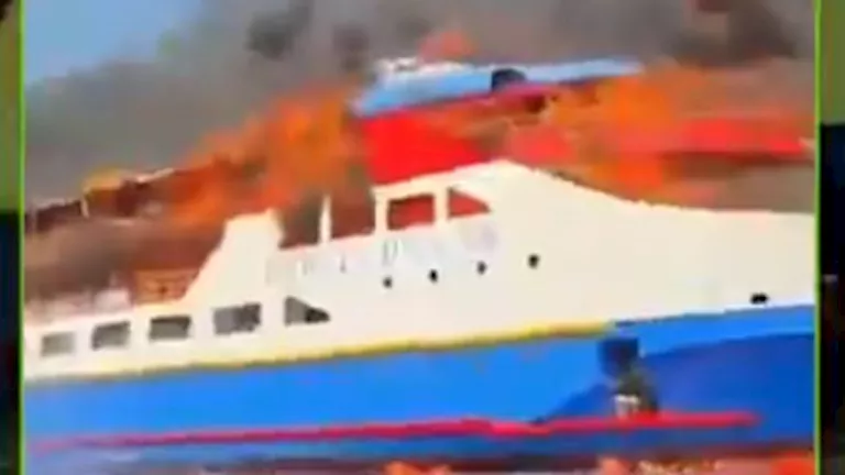 بالفيديو.. حريق هائل في عبارة ركاب بإندونيسيا يجبر العشرات على القفز ف