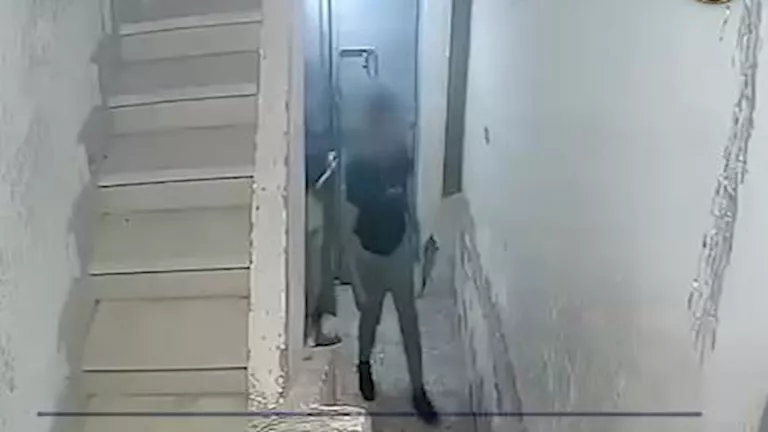 ابن يهدد والدته المسنة بمساعدة زوجته وأطفاله بالإسكندرية