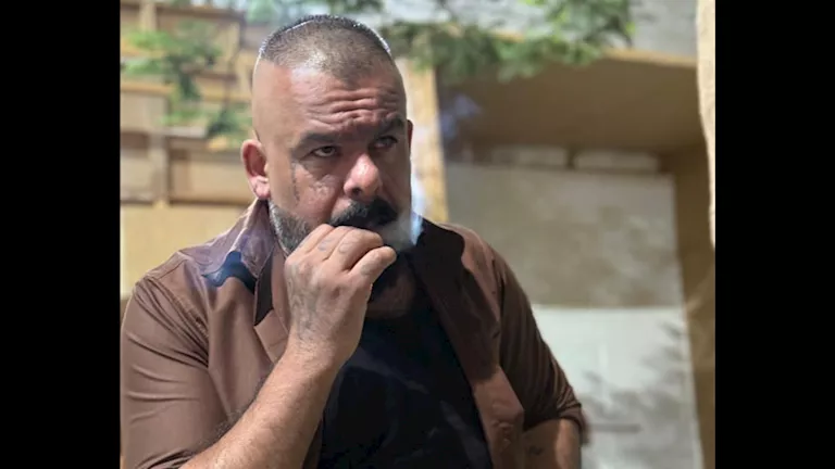 بالصور.. منذر رياحنة يعود إلى الدراما الخليجية في “أعوام الظلام”