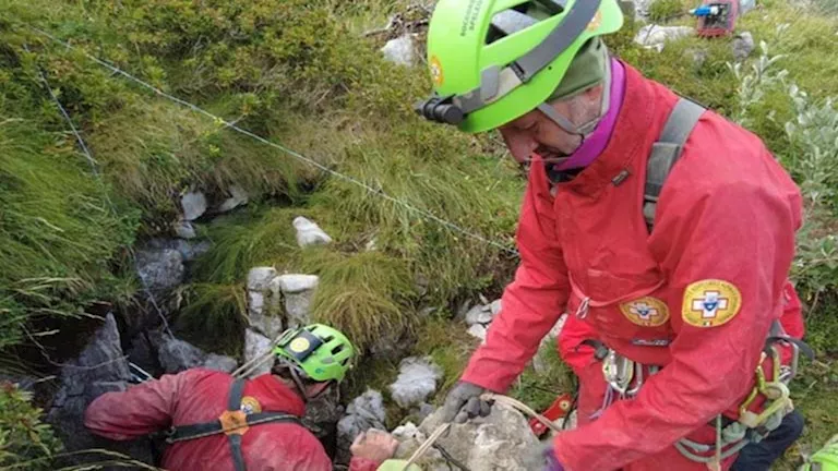 إيطاليا: إنقاذ مستكشف من عمق 40 مترا تحت سطح الأرض