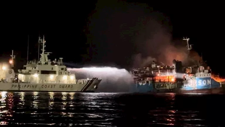 وفاة 3 ونجاة 575 شخصا إثر اندلاع حريق بعبارة في اندونيسيا