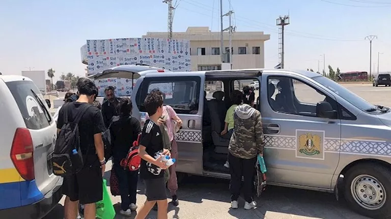 الحكومة السورية تجلي 1500 شخص من عشائر البدو من السويداء- صور