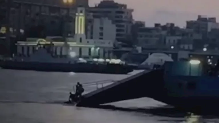 انتشال جثة ونقل مُصاب في سقوط سيارة نقل من معدية شرق التفريعة ببورسعيد