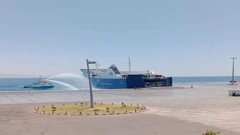 مناورة لمكافحة حريق على إحدى العبارات بميناء نويبع