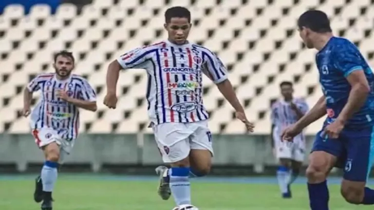 طائرة ورقية تتسبب في سقوط مروع لاحد اللاعبين بالدوري البرازيلي (فيديو)