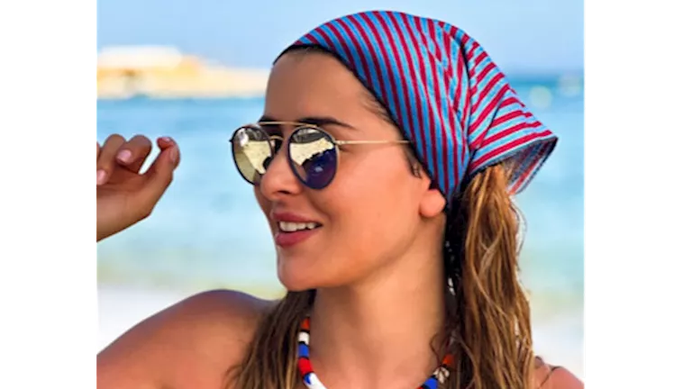 بالصور.. أحدث جلسة تصوير جريئة لـ عائشة بن أحمد أمام البحر