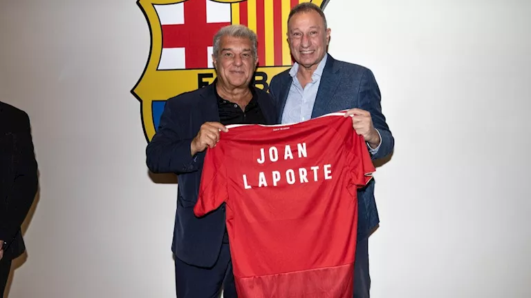 ماذا حدث في اجتماع محمود الخطيب مع لابورتا رئيس برشلونة؟