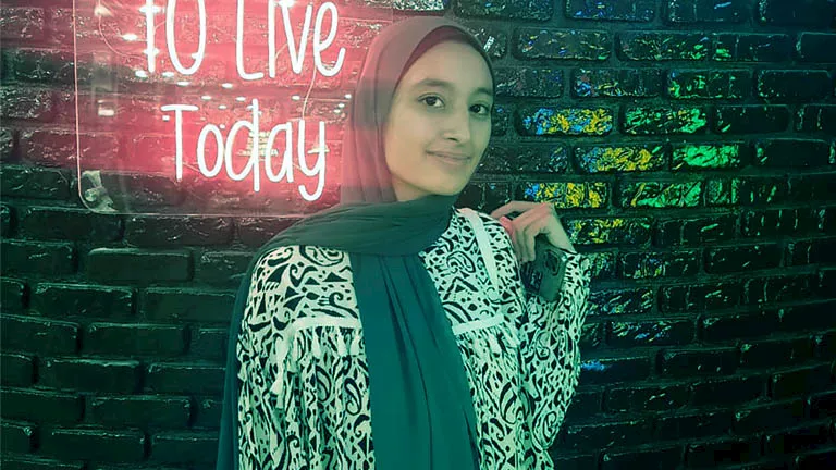 والدة التاسعة على الجمهورية في الثانوية العامة: فرحتي ما تتقدرش