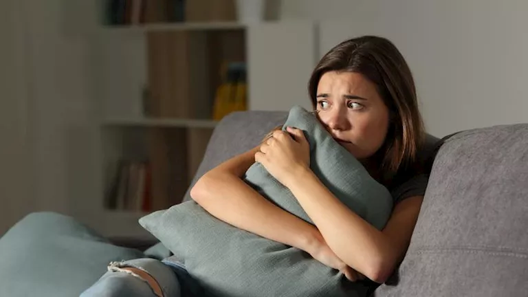 لماذا تشعر أن أحد يراقبك وأنت جالس بمفردك؟ السبب مفاجأة