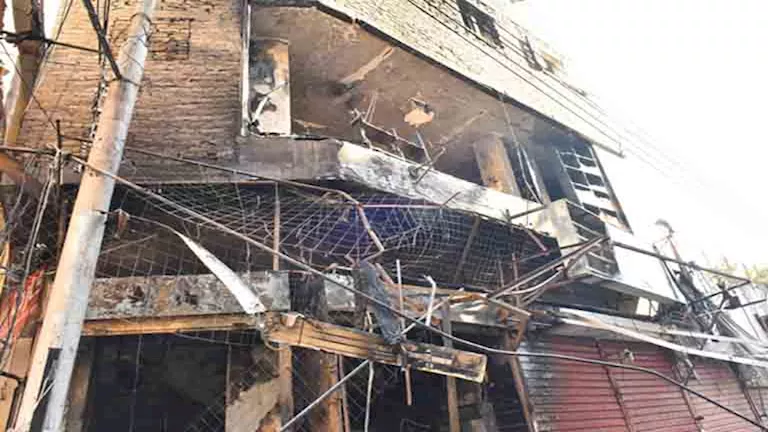 محافظ أسيوط يتفقد موقع حريق محل تجاري بالقيسارية – صور