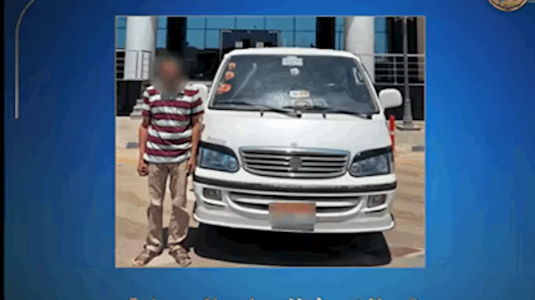 سائق ميكروباص يعتدي على شرطي مرور بأكتوبر