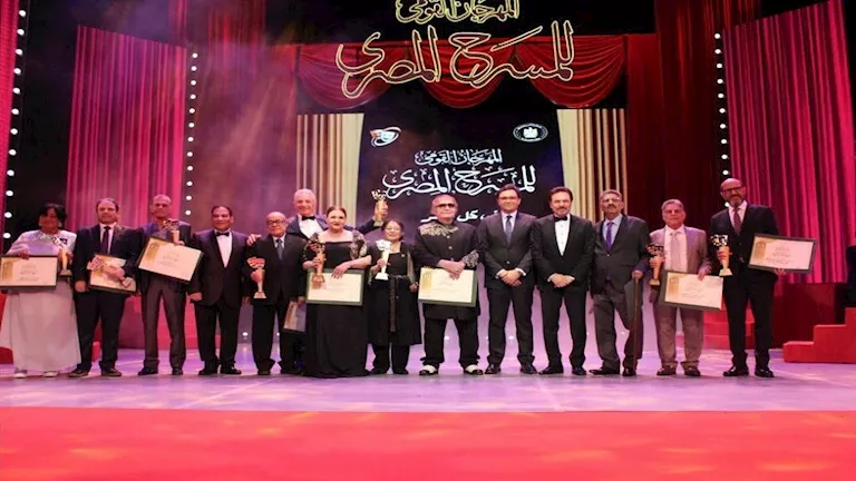 ليلى علوي تهنئ المكرمين في افتتاح المهرجان القومي للمسرح